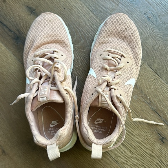 Nike Air Max Motion 11 shoes ! Size 9.5 Women's Blush Athletic Shoes - Picture 2 of 7
